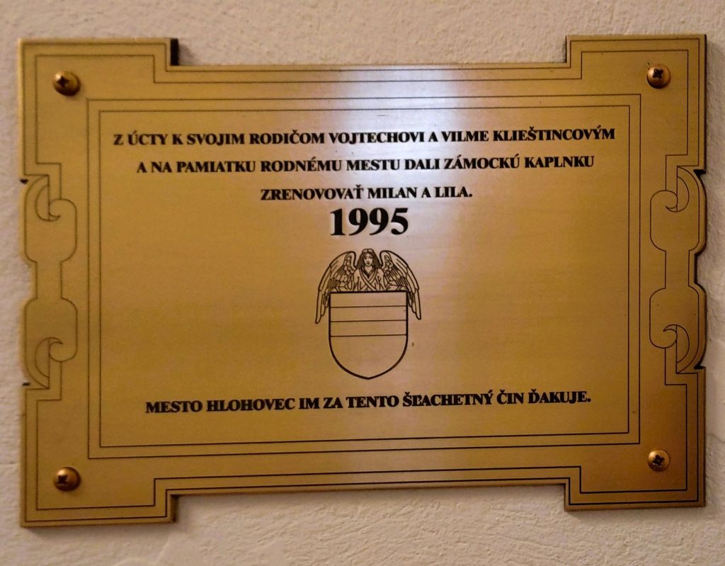 Pamätná tabuľka sa vrátila na Hlohovský zámok. Zdroj: Mesto Hlohovec