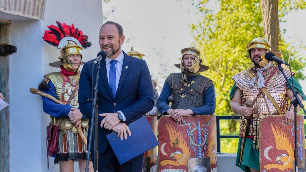 Predseda TTSK Jozef Viskupič počas otvorenia Archeoparku v Cíferi.