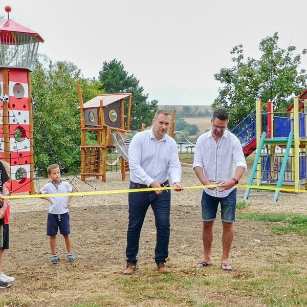 Nové prvky na detskom ihrisku, Senica - Kunovská priehrada. Zľava primátor mesta Martin Džačovský a výkonný riaditeľ OOCR Záhorie Martin Lidaj. Zdroj: NaZahori.sk - archív