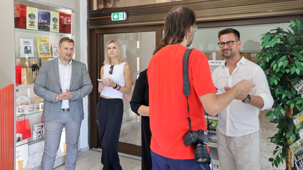 Znovuotvorenie Turistického informačného centra INFOSEN v Senici. Zľava: primátor mesta Senica Martin Džačovský, Silvia Fábiková (OOCR Záhorie a Kopanice, Martin Lidaj (podpredseda OOCR Záhorie a Kopanice)