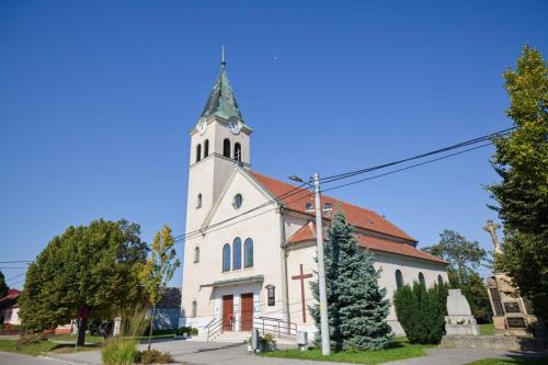 Kostol Krista Kráľa, Hlohovec-Šulekovo Autor: Vladimír Miček